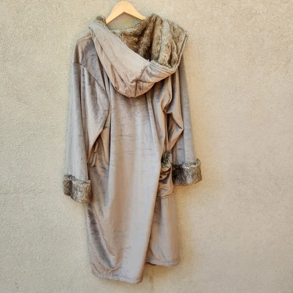 POTTERY BARN Intimates & Sleepwear Women's Robe Large Faux Fur Hood No Belt - Picture 6 of 16